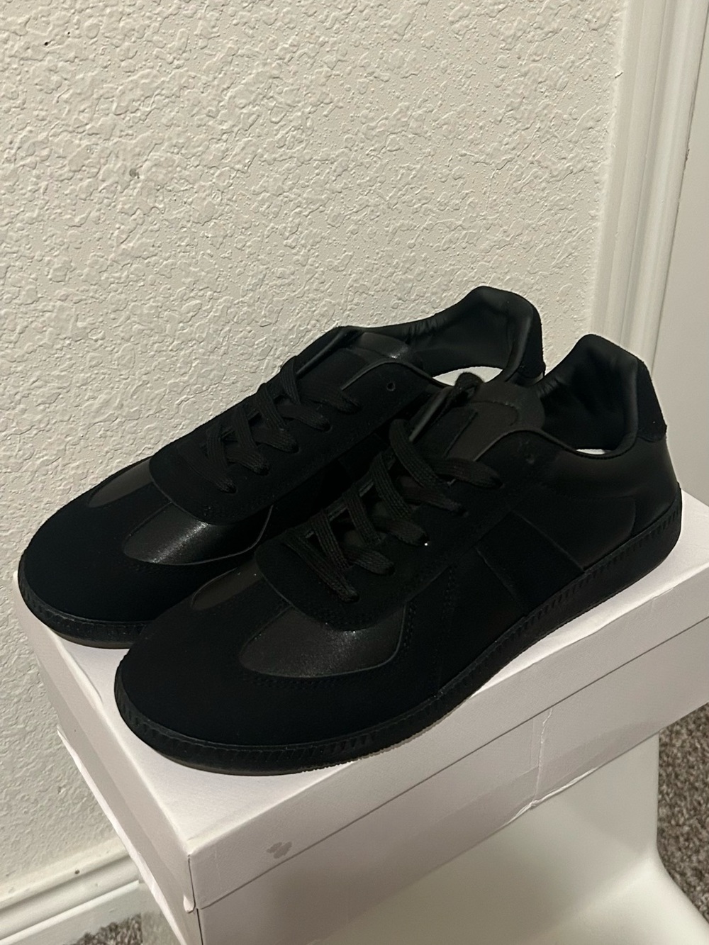 Men's Black Low-Top Sneakers - Sleek Everyday Comfort